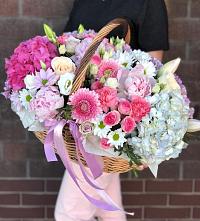 Композиция солнечный день в Спас-Клепиках Цветочная композиция из Розы, Хризантемы, Пионы и Лизиантусы в корзине в Спас-Клепиках
