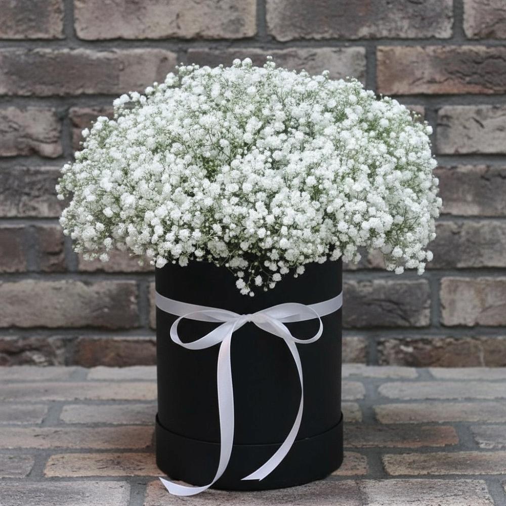 Цветочная композиция из Гипсофила в шляпной коробке в Спас-Клепиках