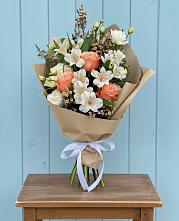 Букет цветов из:  Альстромерии, Лизиантусы, Розы и Хризантемы в Спас-Клепиках