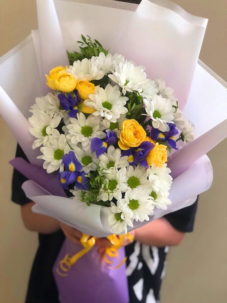 Букет цветов из: Ирисы, Хризантемы и Розы в Спас-Клепиках