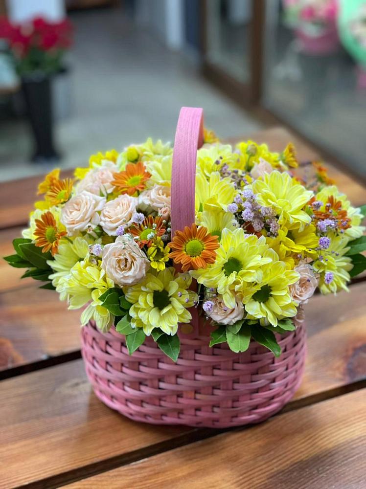 Цветочная композиция из Хризантемы и Розы в корзине в Спас-Клепиках