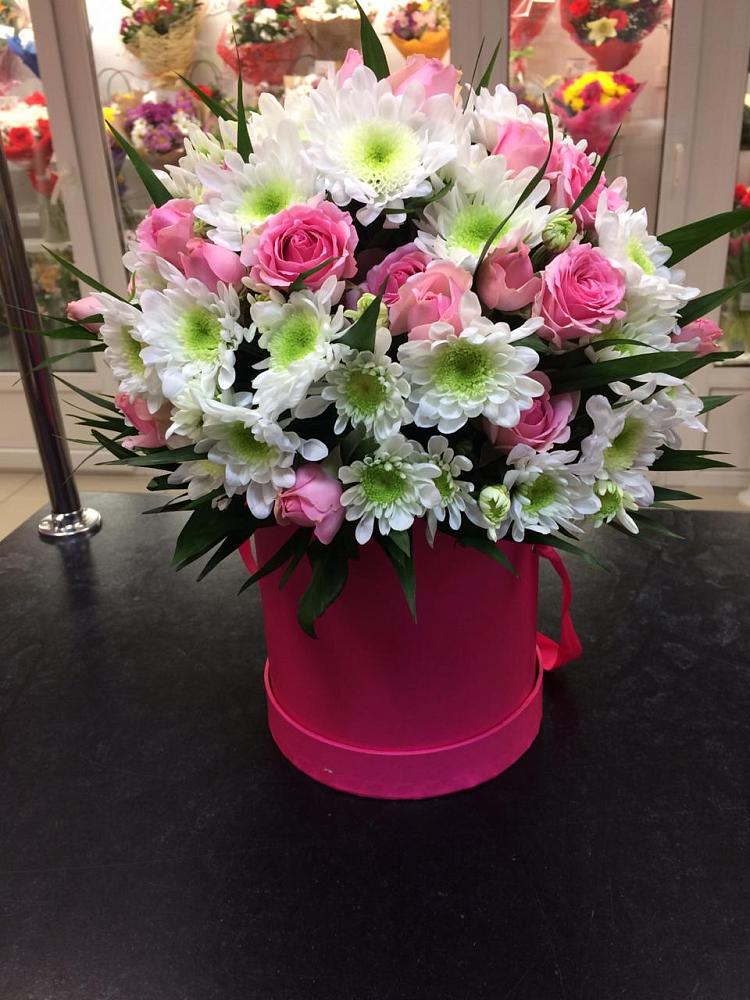 Цветочная композиция из Розы и Хризантемы в шляпной коробке в Спас-Клепиках