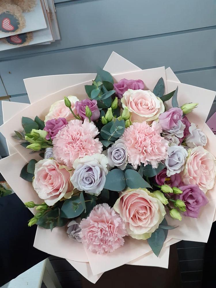 Букет цветов из: Розы, Гвоздики и Лизиантусы в Спас-Клепиках