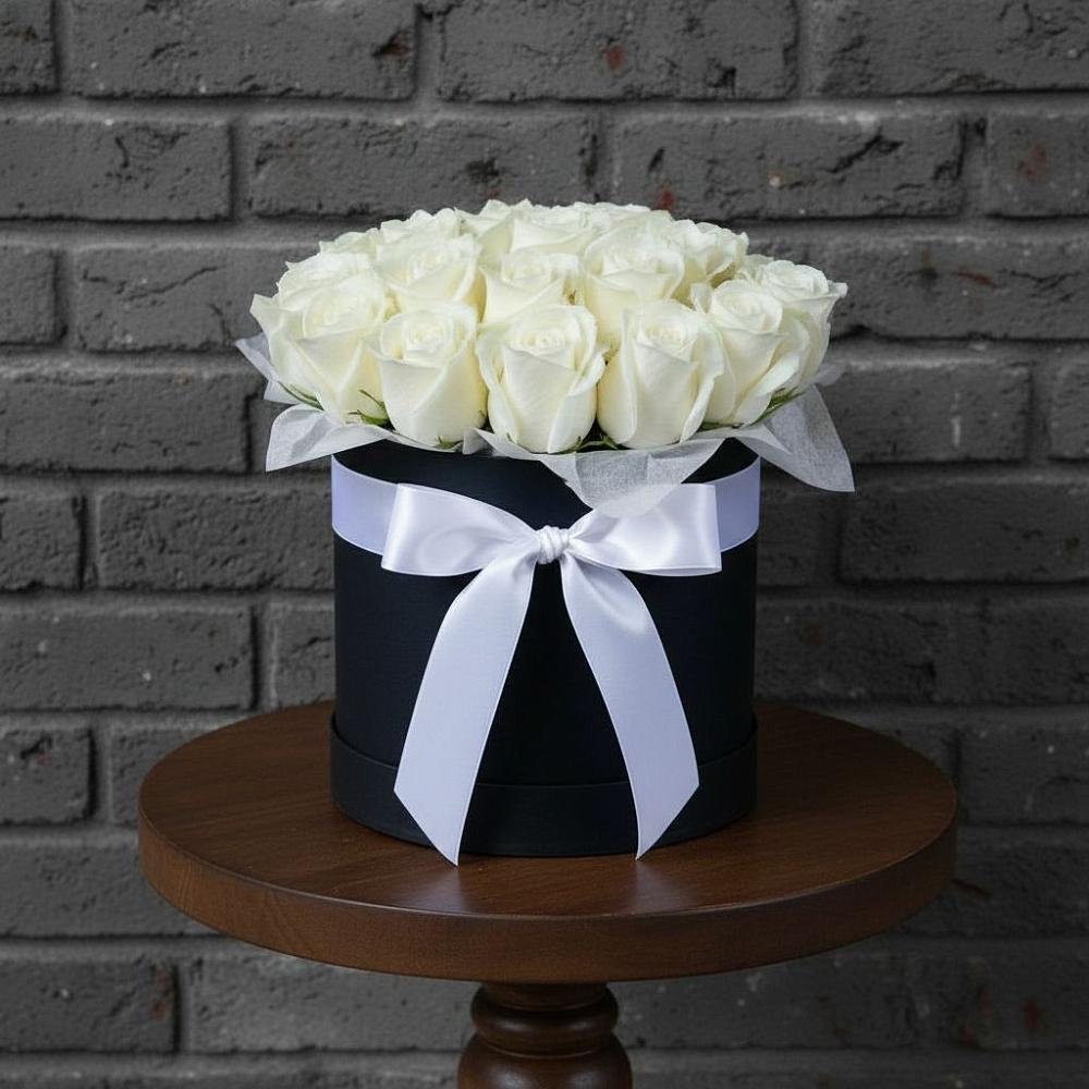 Цветочная композиция из Розы в шляпной коробке в Спас-Клепиках