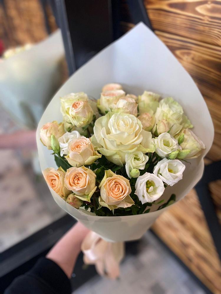 Букет цветов из: Розы и Лизиантусы в Спас-Клепиках