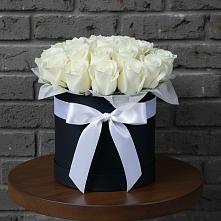 Цветочная композиция из Розы в шляпной коробке в Спас-Клепиках